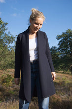Lade das Bild in den Galerie-Viewer, Walkmantel Marineblau / Dunkelblau. Wollmantel aus Wollwalk (100% Schurwolle). Eleganter Übergangsmantel für Damen. Knielang. Schalkragen. Frontansicht.
