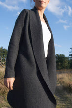 Lade das Bild in den Galerie-Viewer, Walkmantel Anthrazit / Grau. Wollmantel aus Wollwalk (100% Schurwolle). Eleganter Übergangsmantel für Damen. Knielang. Schalkragen. Frontansicht.