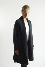 Lade das Bild in den Galerie-Viewer, Walkmantel Anthrazit / Grau. Wollmantel aus Wollwalk (100% Schurwolle). Eleganter Übergangsmantel für Damen. Knielang. Schalkragen.