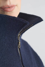 Lade das Bild in den Galerie-Viewer, Winter Walkmantel Marineblau / Dunkelblau. Wollmantel aus Wollwalk (100% Schurwolle). Detail Kragen.