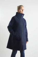 Lade das Bild in den Galerie-Viewer, Winter Walkmantel Marineblau / Dunkelblau. Wollmantel aus Wollwalk (100% Schurwolle). Front.
