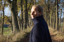 Lade das Bild in den Galerie-Viewer, Winter Walkmantel Marineblau / Dunkelblau. Wollmantel aus Wollwalk (100% Schurwolle). Seite.