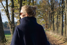 Lade das Bild in den Galerie-Viewer, Winter Walkmantel Marineblau / Dunkelblau. Wollmantel aus Wollwalk (100% Schurwolle). Rücken.